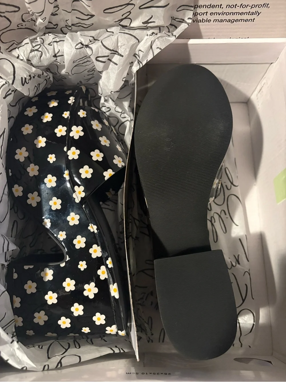 Wild Pair Melborne Black Daisy Patent Platform Slide Sandals Size 7 | Retro Y2K